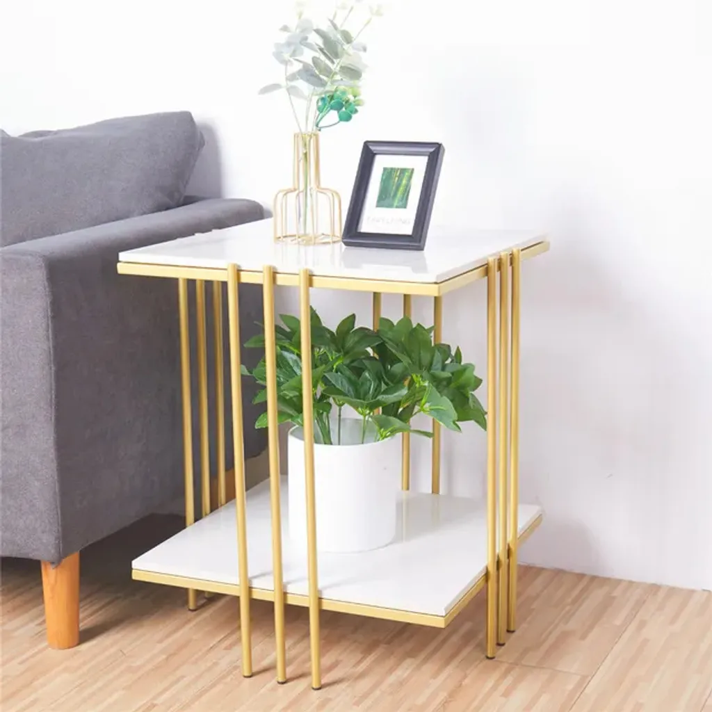 Table basse marbre blanc et or : la solution rangement salon chic