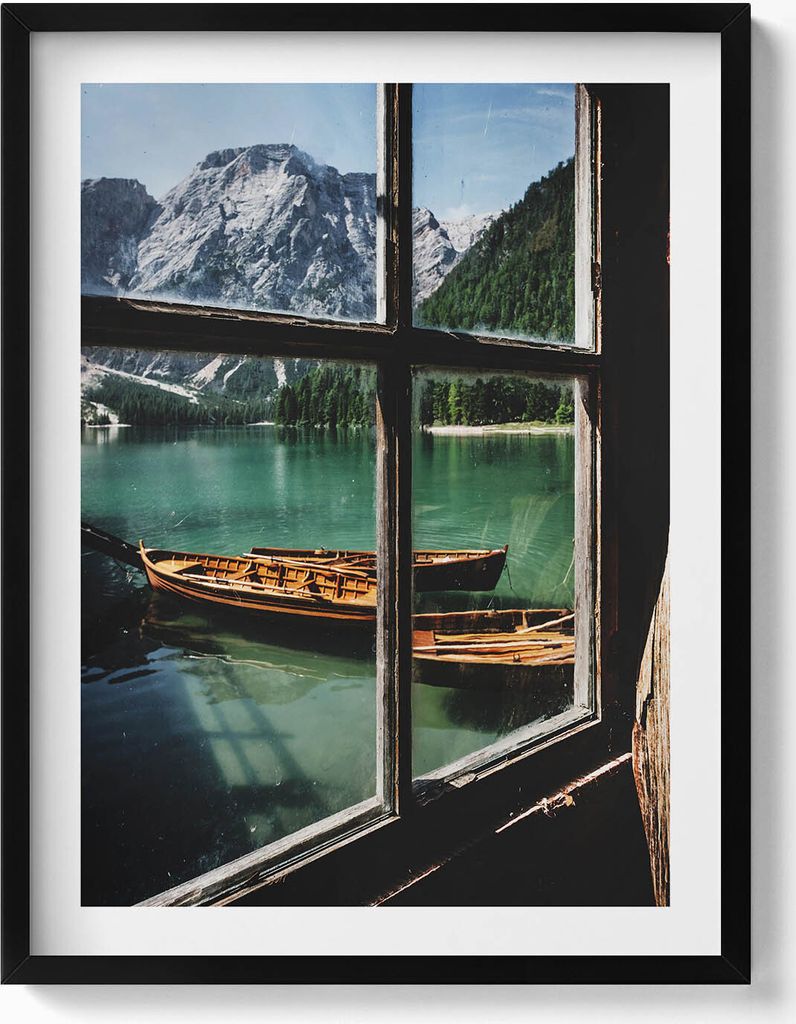 Blick aus dem Fenster auf einen See mit einem Boot– Wandbild mit Rahmen – Gerahmtes Bild – Wanddekoration – 60x80 cm – Schwarz Rahmen