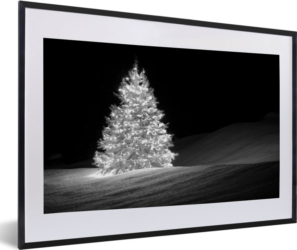 MuchoWow MuchoWow Gerahmtes Poster Ein beleuchteter Weihnachtsbaum bei Nacht - schwarz und weiß 60x40 cm - Poster mit zchwarzem Bilderrahmen -...