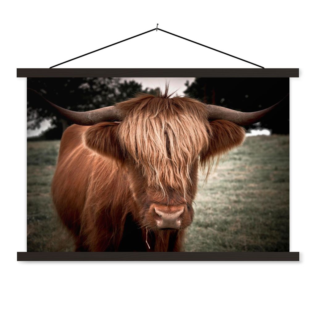 MuchoWow Textilposter Schottischer Highlander - Baum - Gras 120x80 cm mit schwarzem Rahmen - Wanddeko