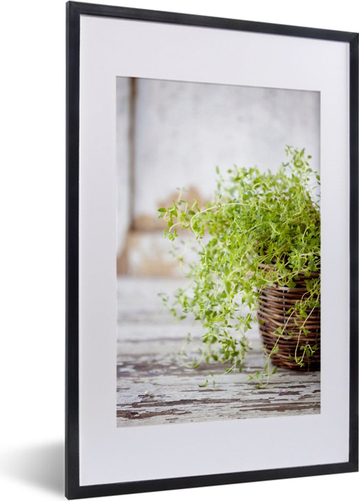 MuchoWow MuchoWow Gerahmtes Poster Weidenkorb mit hellgrünen Thymianpflanzen auf einem rustikalen Tisch 40x60 cm - Poster mit zchwarzem Bilder...