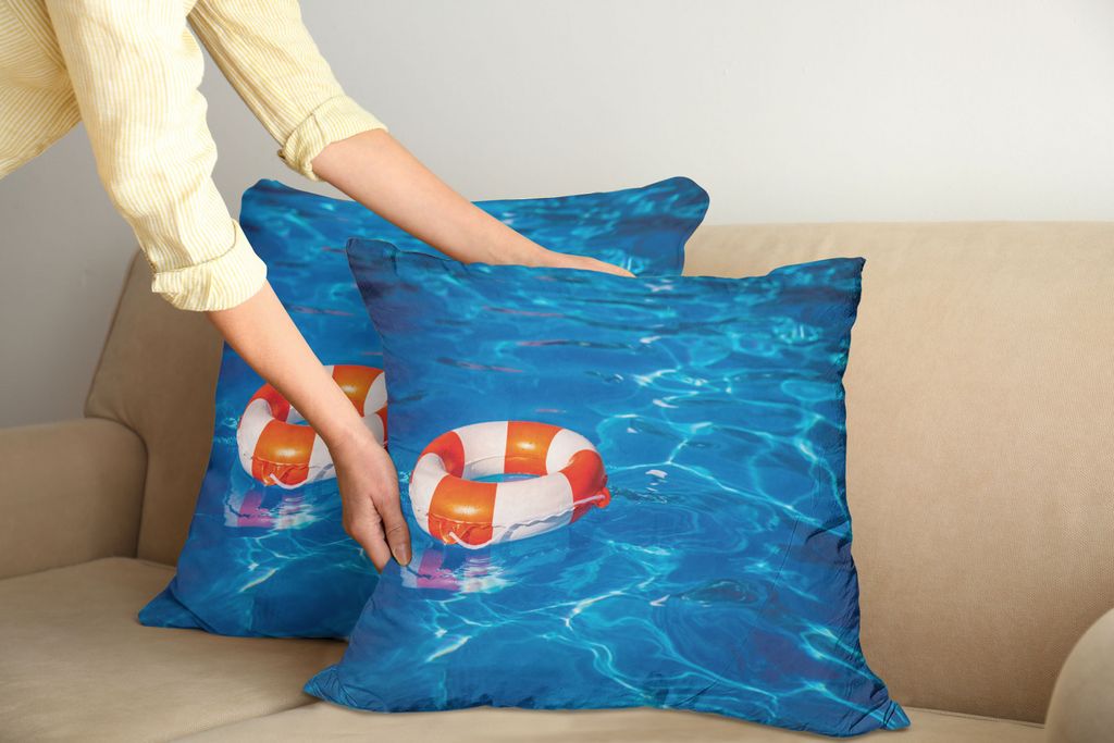 ABAKUHAUS Boje Kissenbezug Set (2Stück), Rettungsring im kristallklaren Swimmingpool Sommer Ferien Sport Thema, 60x60cm, Blau Orange Weiß