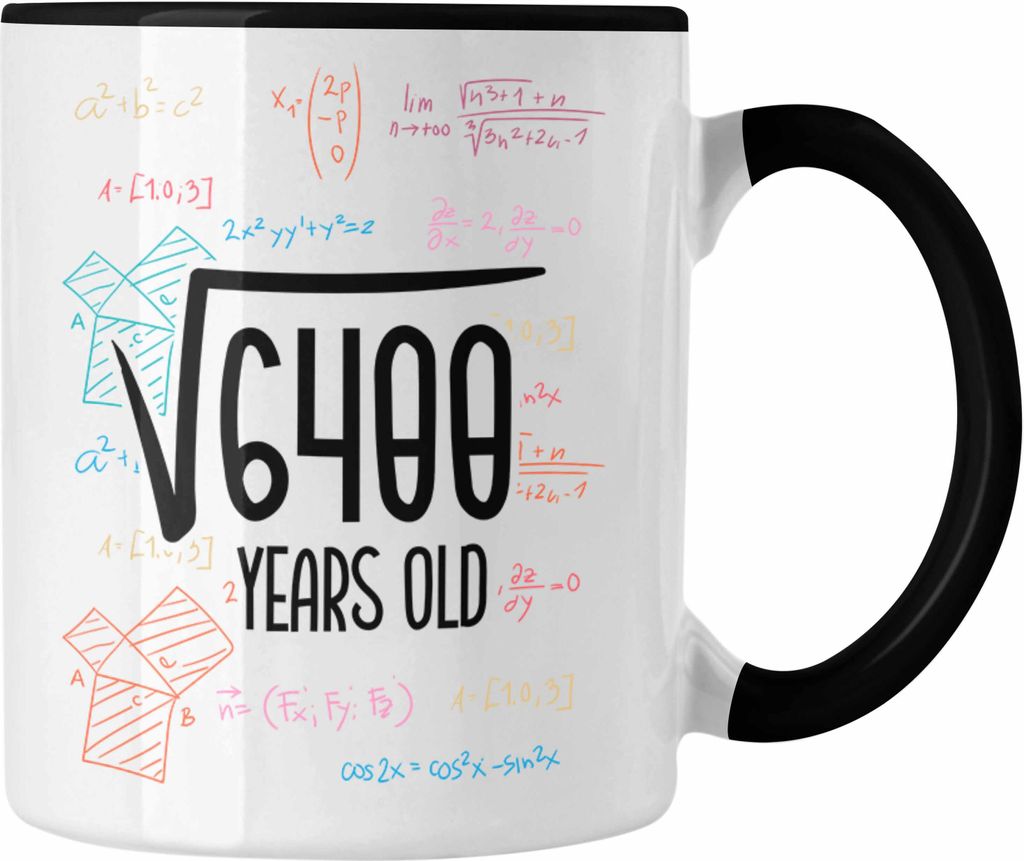 Trendation - 80er Geburtstag Tasse Lustige Geschenkidee zum 80. Geburtstag "Wurzel Aus 6400" (Schwarz)