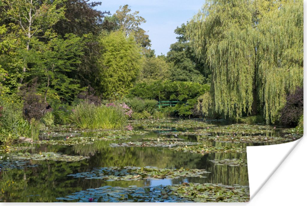 MuchoWow Poster Die japanische Brücke aus der Ferne an einem Sommertag im Garten von Monet 30x20 cm - Plakate - Print