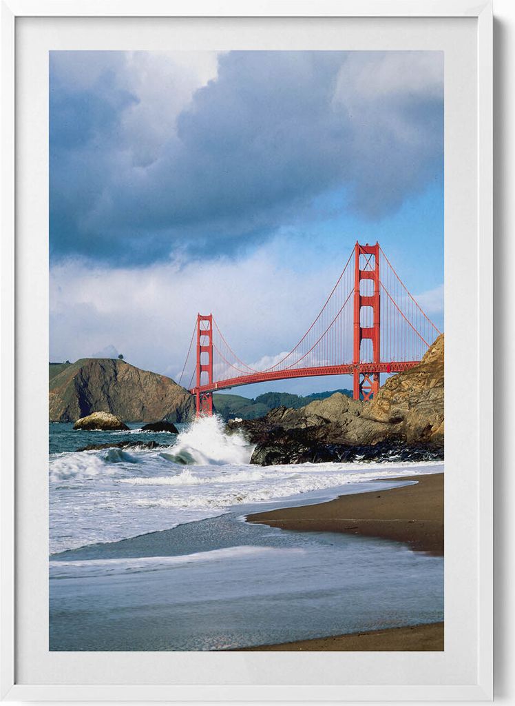 Meereswellen, Ufer und rote Brücke– Wandbild mit Rahmen – Gerahmtes Bild – Wanddekoration – 70x100 cm – Weiß Rahmen