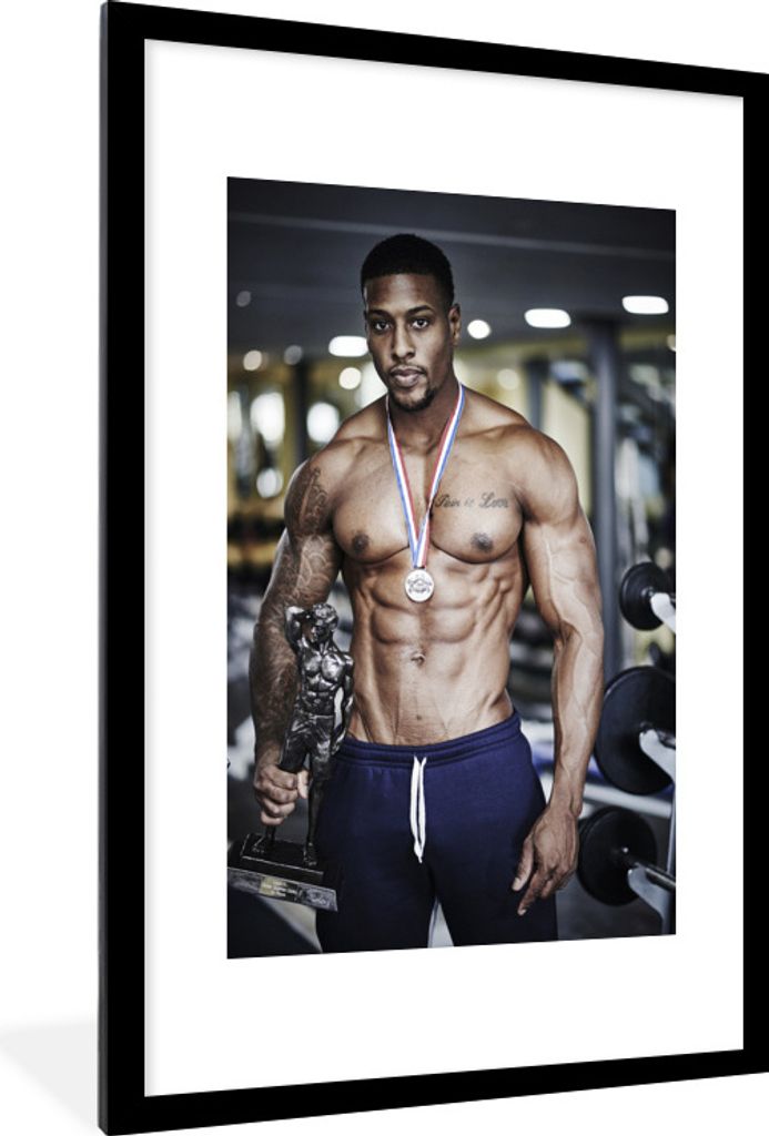 MuchoWow Gerahmtes Poster Ein muskulöser Mann mit einer Medaille 60x90 cm - Poster mit Schwarzem Bilderrahmen Wandposter Rahmen Foto Bilder - De...