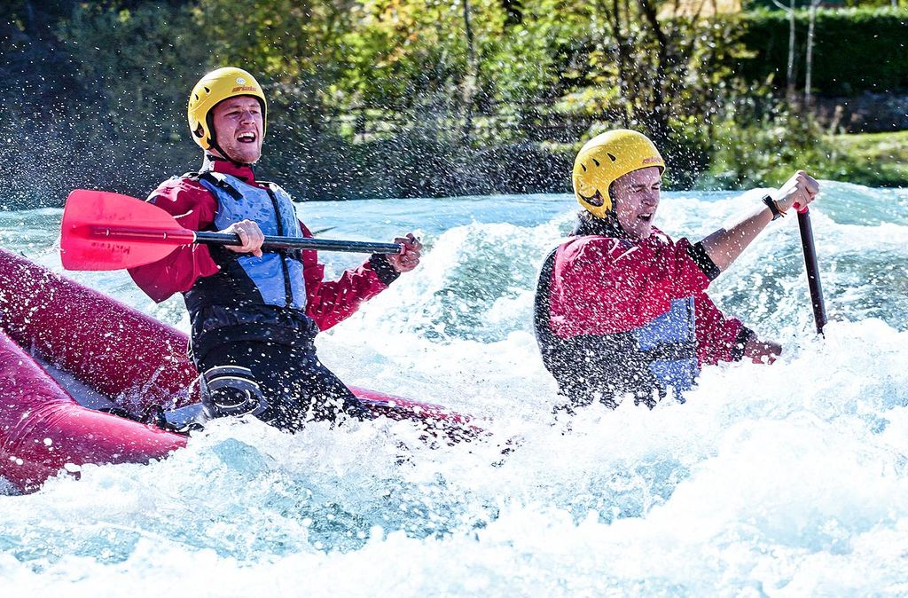 Jochen Schweizer Wildwasser-Kanutour Raum Bad Tölz; Erlebnis verschenken oder selbst erleben; Gutschein gültig für 1 Person Erlebnis findet in ...