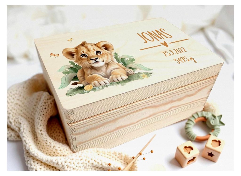 Erinnerungsbox Baby Holzkiste mit Dschungel Löwe | L - 40 x 30 x 22 cm | personalisiert mit Namen zur Geburt & Taufe für Mädchen und Jungen