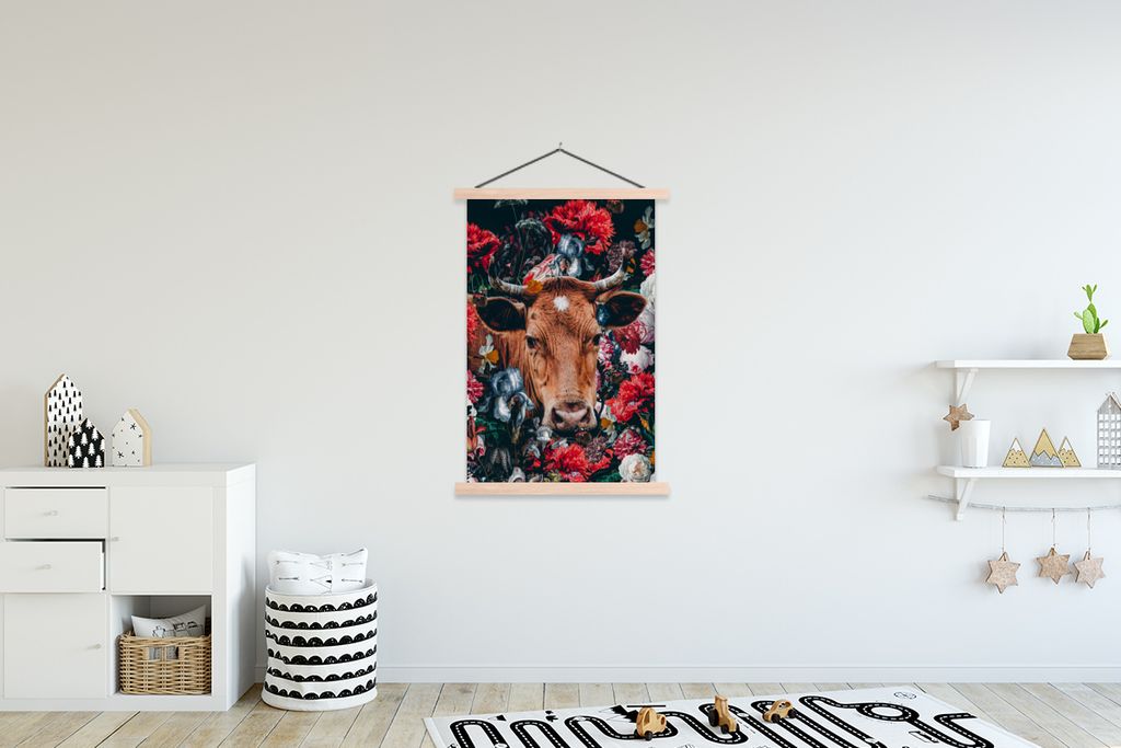 MuchoWow Textilposter Kühe - Blumen - Tier - Porträt 120x180 cm mit holzfarbenen Rahmen - Textil-Plakat
