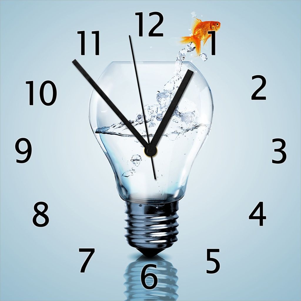 Wallario Design Wanduhr Goldfisch springt aus Aquarium aus Echtglas, Größe 30 x 30 cm