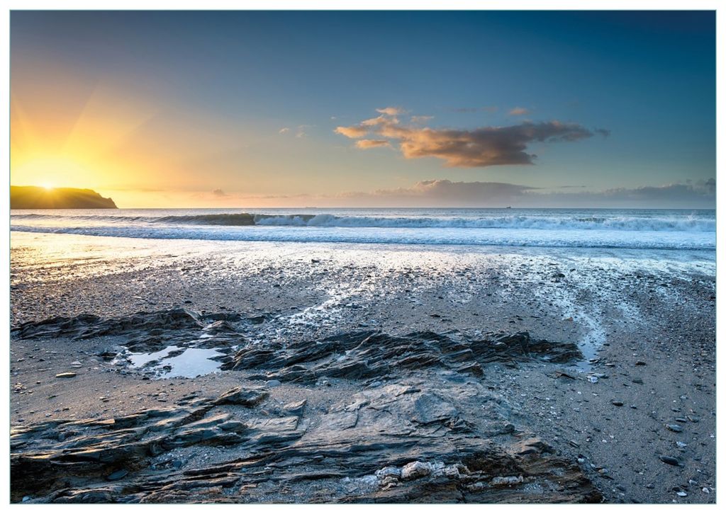 Wallario Premium Glasbild, freischwebende Optik, kräftige Farben, Größe 100 x 70 cm Motiv Einsamer Strand in Cornwall England