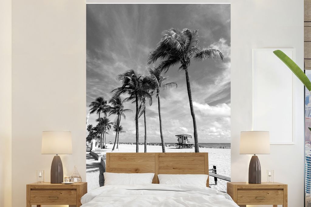 MuchoWow Fototapete für Wohnzimmer oder Schlafzimmer Wandtapete Vinyl Motivtapete Palmen am Strand von Miami Beach - schwarz und weiß - 145x220...