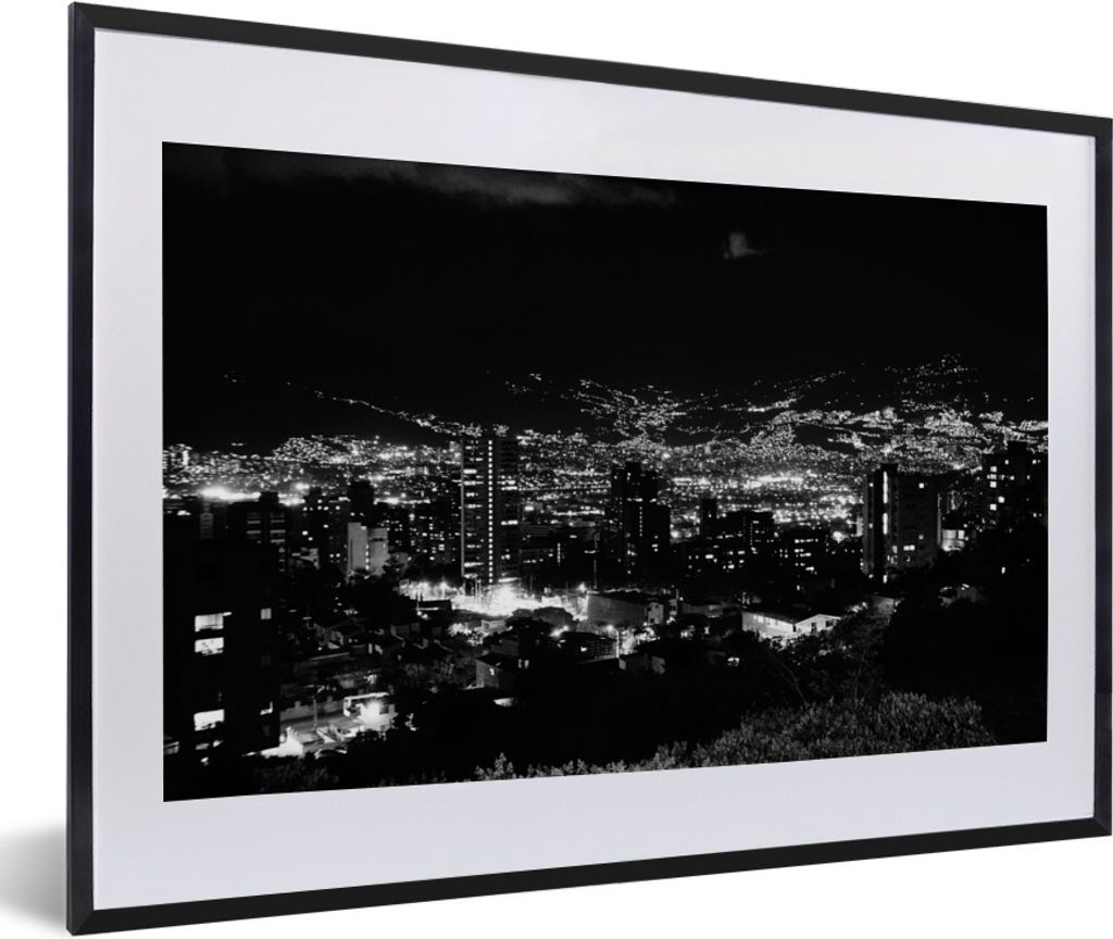 MuchoWow MuchoWow Gerahmtes Poster Schwarz-weiße Skyline des kolumbianischen Medellín am Abend 60x40 cm - Poster mit zchwarzem Bilderrahmen -...