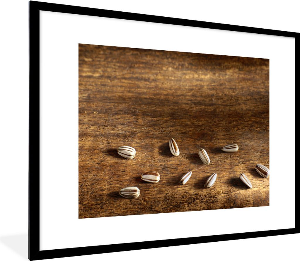 MuchoWow Gerahmtes Poster Zehn schöne Sonnenblumenkerne auf einem Holztisch 80x60 cm - Poster mit Schwarzem Bilderrahmen Wandposter Rahmen Foto ...