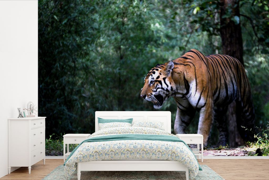 MuchoWow Fototapete für Wohnzimmer oder Schlafzimmer Wandtapete Vinyl Motivtapete Tiger - Wald - Bäume - 330x220 cm - Fototapeten