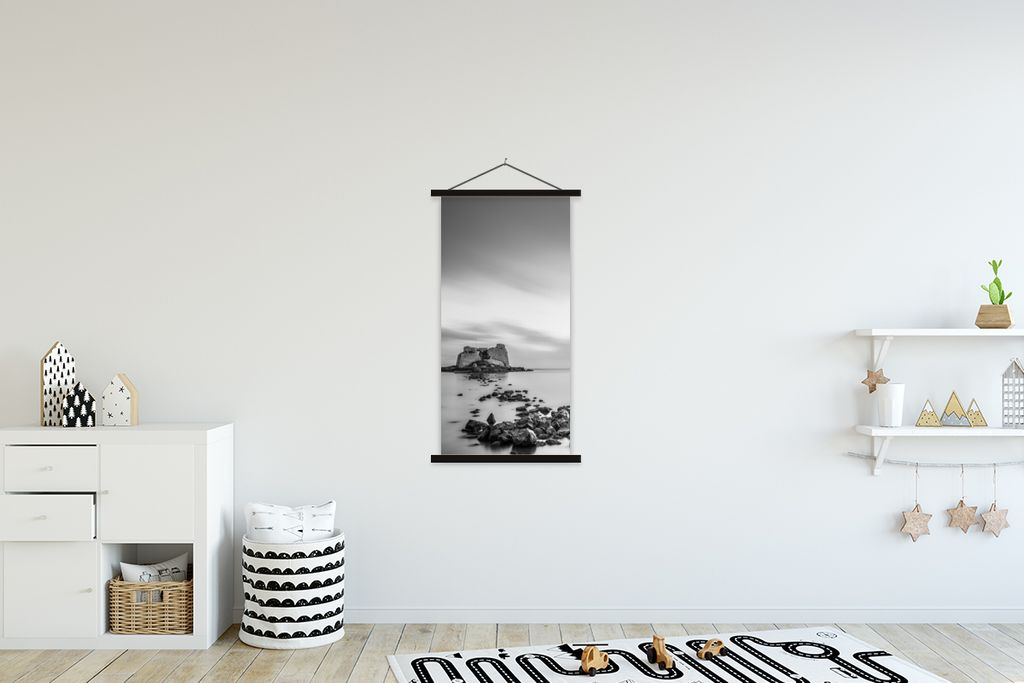 MuchoWow Textilposter Steine im Wasser schwarz und weiß 60x120 cm mit schwarzem Rahmen - Magnete