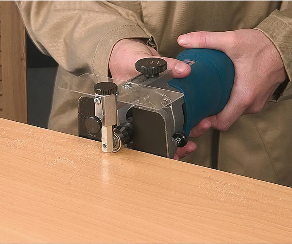 Affleureuse de précision pour bois Virutex FR192N avec base réglable 8mm