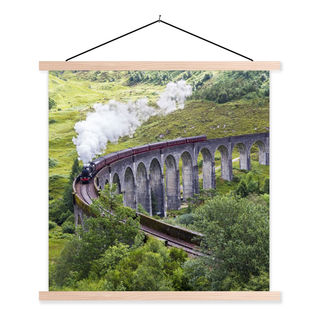 MuchoWow Textilposter Dampfzug inmitten der grünen Landschaft Schottlands 60x60 cm mit holzfarbenen Rahmen - Wanddekoration