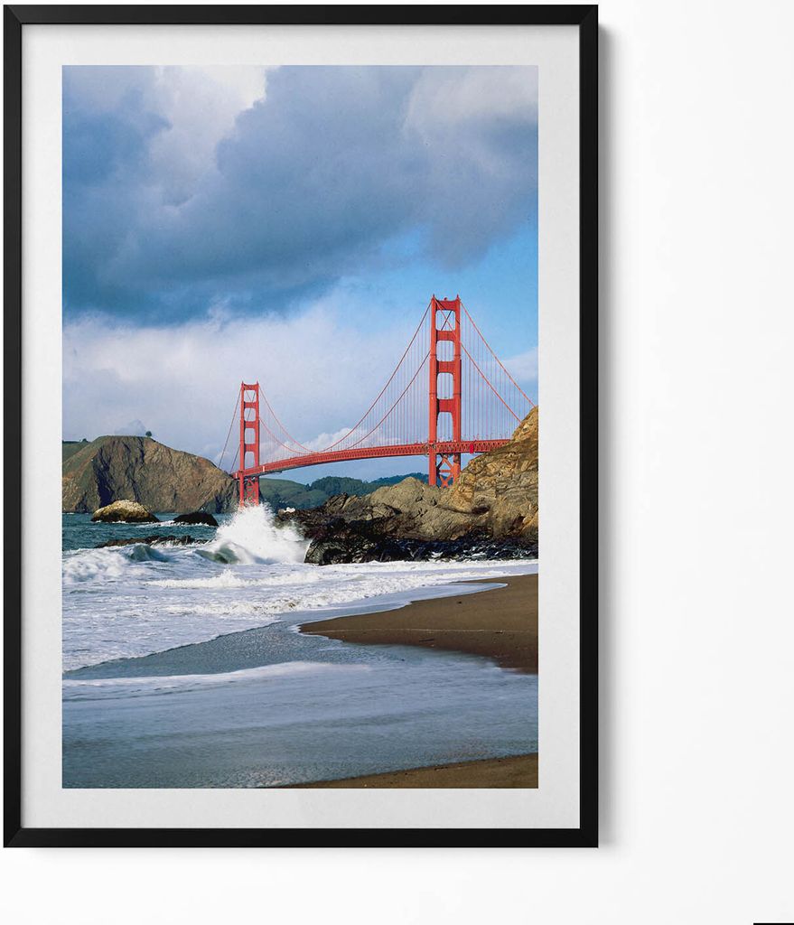 Meereswellen, Ufer und rote Brücke– Wandbild mit Rahmen – Gerahmtes Bild – Wanddekoration – 70x100 cm – Schwarz Rahmen