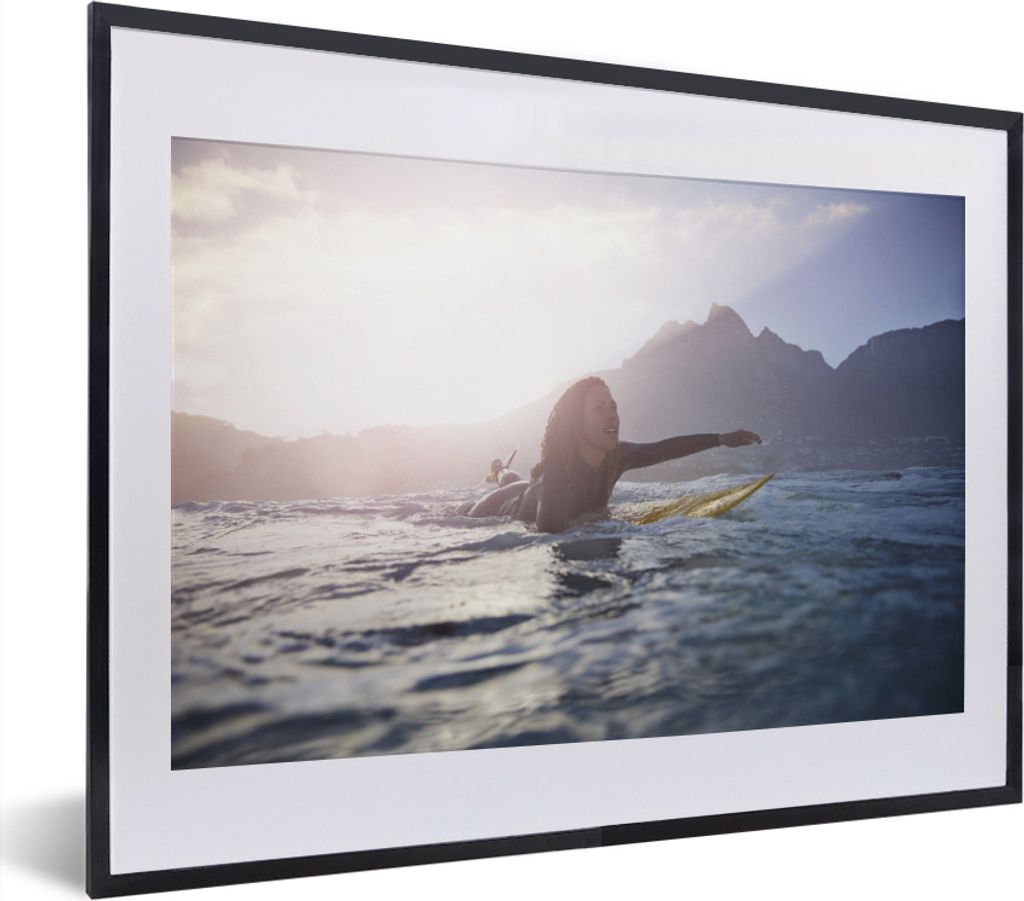 MuchoWow MuchoWow Gerahmtes Poster Surferin paddelt 40x30 cm - Poster mit zchwarzem Bilderrahmen - Bilderrahmen - Poster im Rahmen