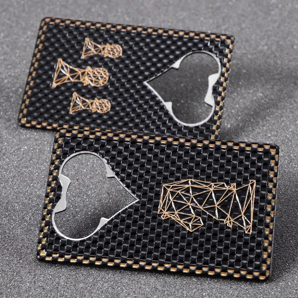 Décapsuleur de Poche Idéal Camping et Sorties - Format Carte Motif Échecs