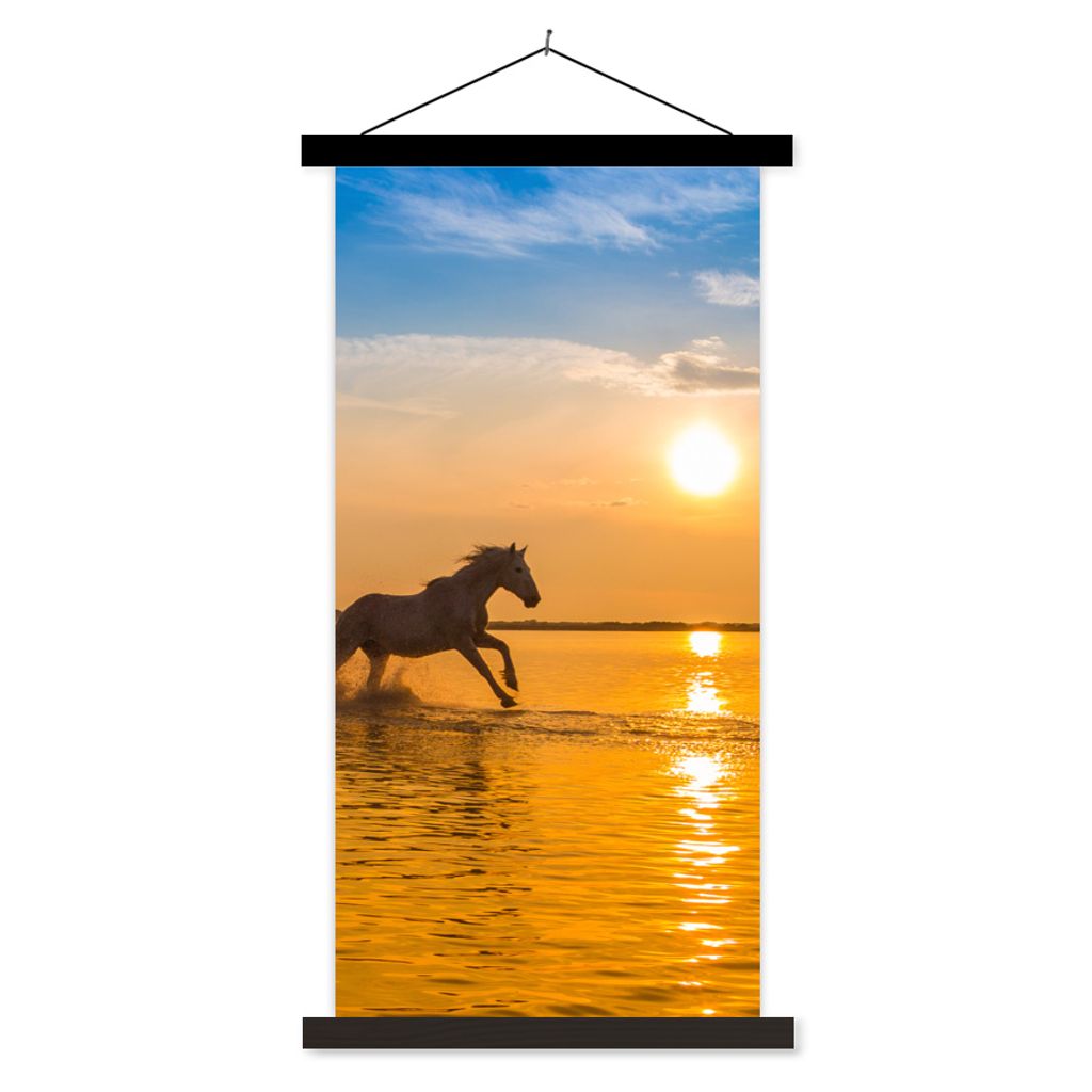 MuchoWow Textilposter In den Sonnenuntergang galoppierende Pferdeherde in der Camargue 90x180 cm mit schwarzem Rahmen - Dekoration Wohnzimmer