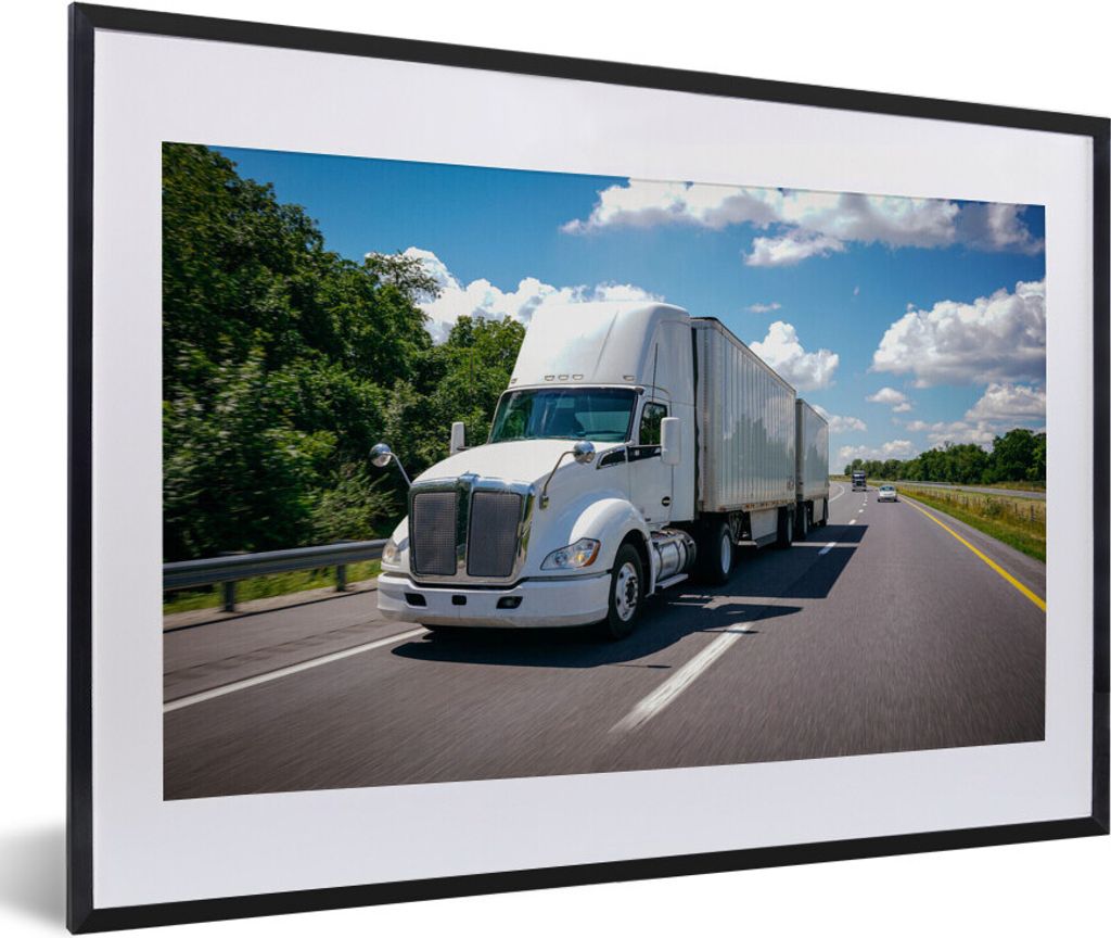 MuchoWow MuchoWow Gerahmtes Poster Weißer Lastkraftwagen auf einer Autobahn 60x40 cm - Poster mit zchwarzem Bilderrahmen - Schlafzimmer - Plak...