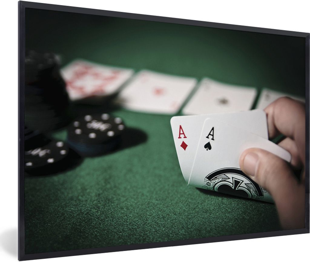 MuchoWow Gerahmtes Poster Beim Pokerspiel 30x20 cm - Poster mit Schwarzem Bilderrahmen Wandposter Rahmen Foto Bilder - Kunstdruck - Bild-Poster