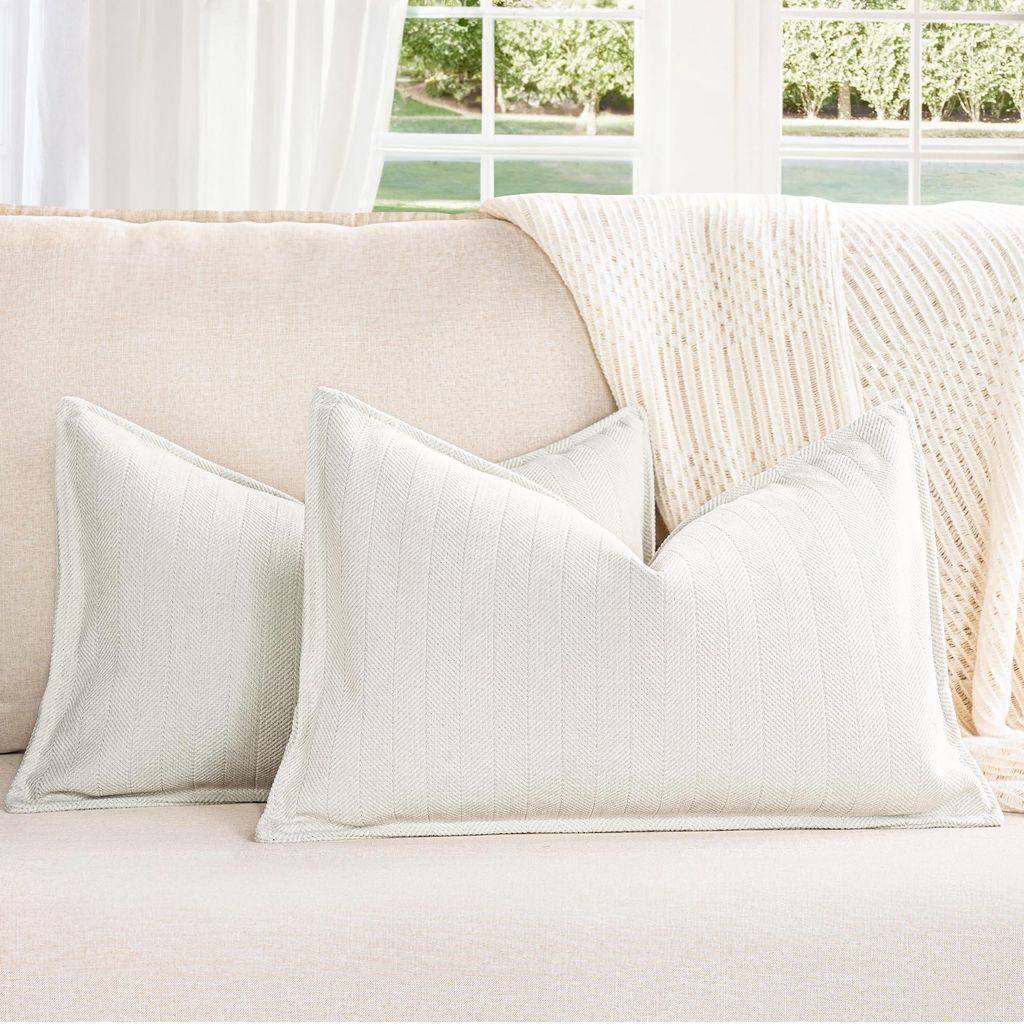 Set mit 2 cremefarbenen Chenille-Kissenbezügen (30 x 50 cm) für Sofakissen. Die Kissenbezüge bestechen durch ihr elegantes Design, sind weich un...