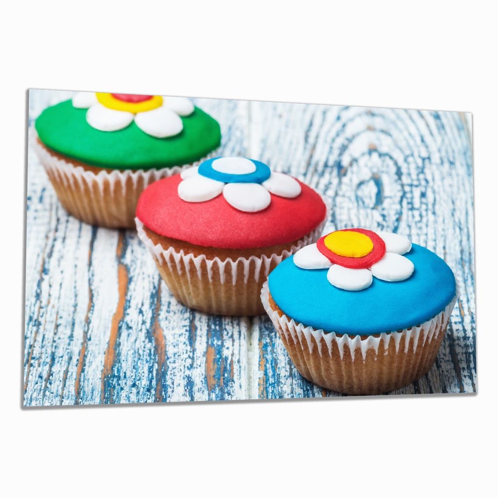 Wallario Herdabdeckplatte aus Glas, Größe 80 x 52 cm 1-teilig, Motiv Bunte Muffins - alter Holztisch - Stillleben