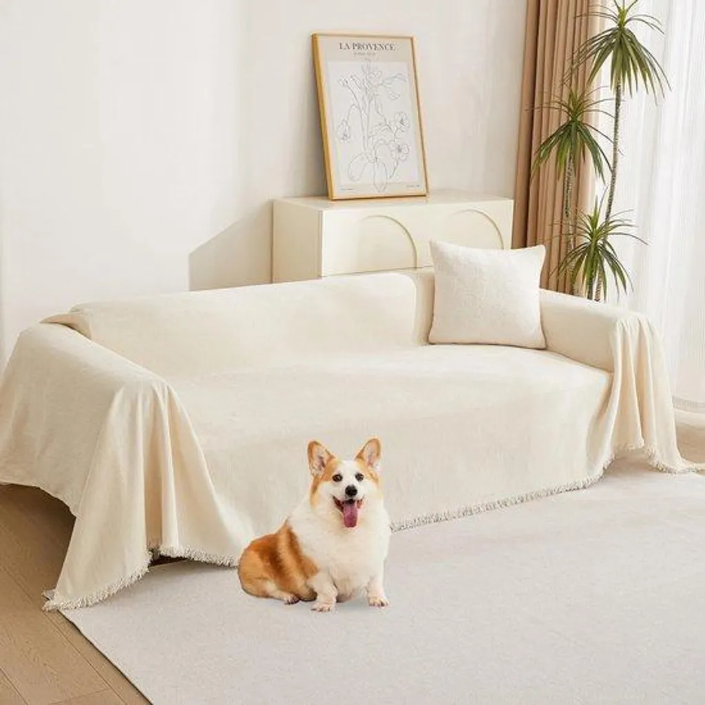 Dites stop aux poils de chat sur le canapé avec ce protège-banquette beige