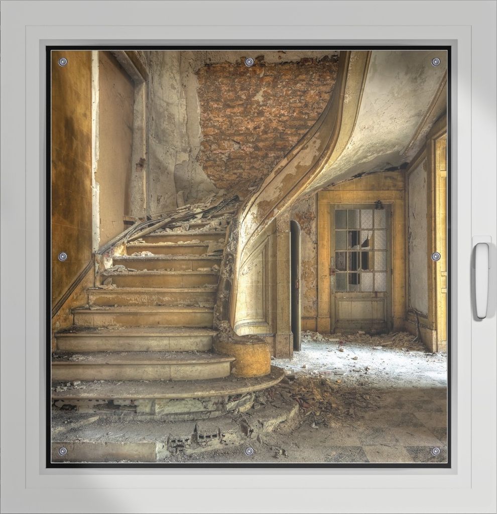 Wallario Lichtschutzbild, Dekorativer Sichtschutz Sonnenschutz 96 x 93 cm mit Motiv: Massive Steintreppe in herrenlosem Haus - Verdunklung ohne Bohren