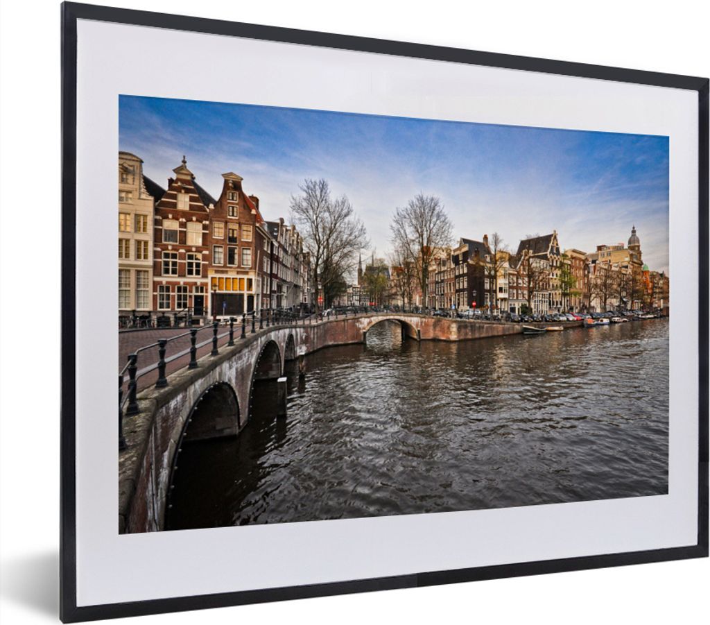 MuchoWow MuchoWow Gerahmtes Poster Bild der amerikanischen Keizersgracht unter einem blauen Himmel mit Wolken 40x30 cm - Poster mit zchwarzem B...