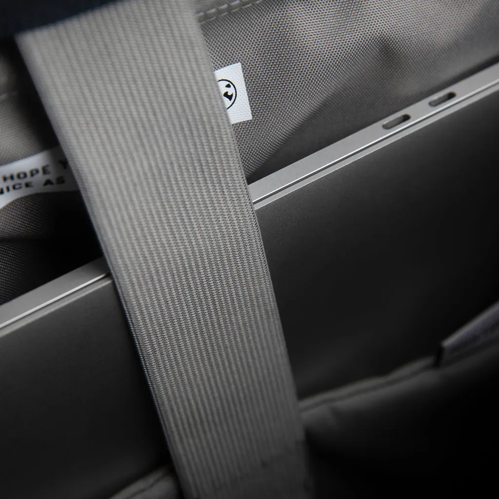 Sac à Dos Rolltop 16L avec Compartiment PC : Noir Résistant et Léger - 22