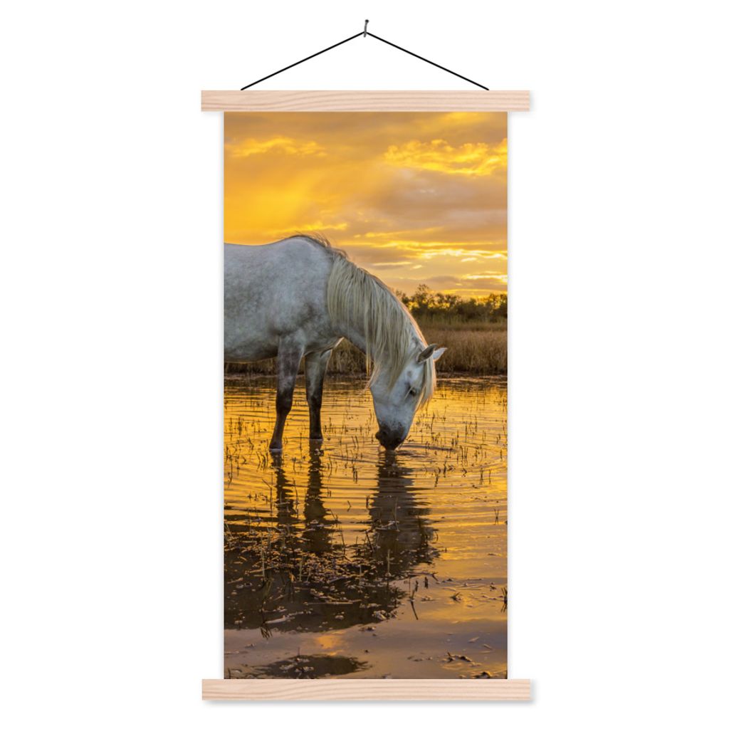 MuchoWow Textilposter Pferde trinken bei Sonnenuntergang in der Camargue 40x80 cm mit holzfarbenen Rahmen - Wohnzimmer