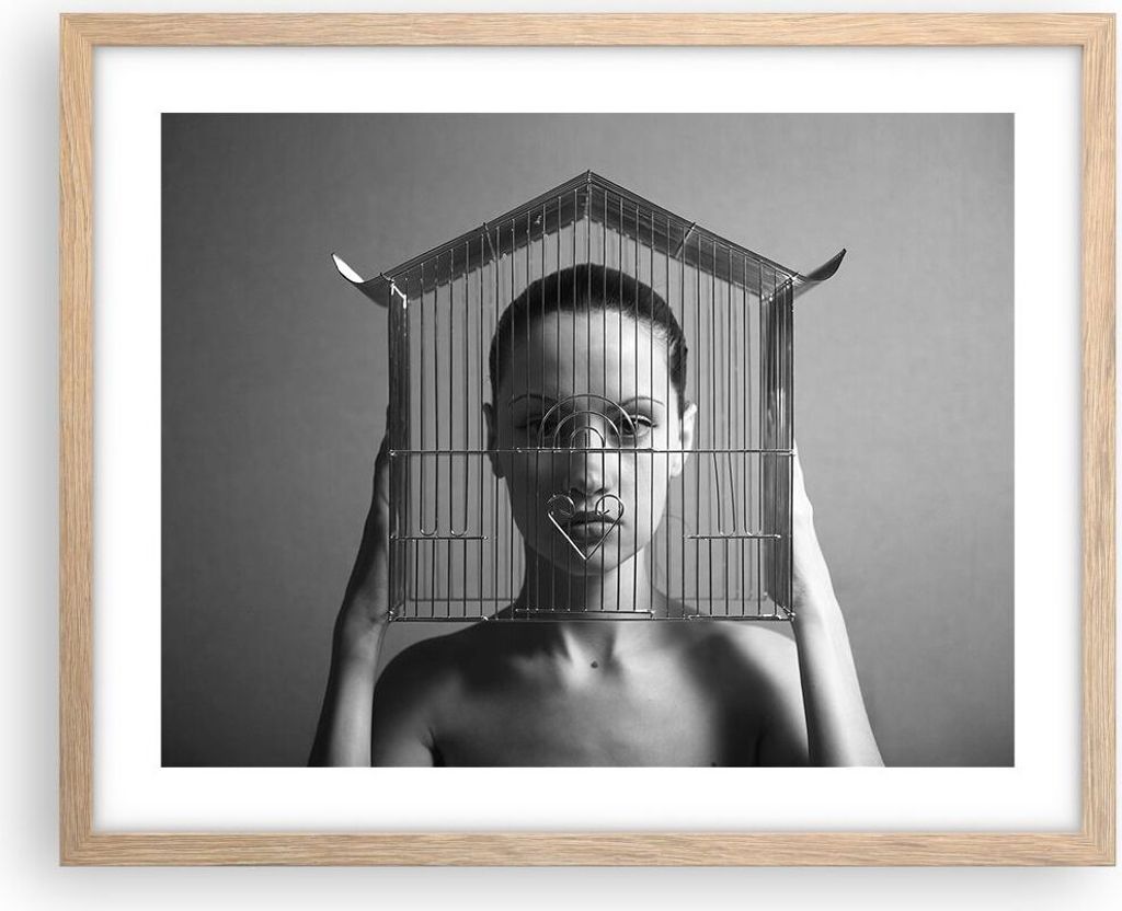 Gerahmtes Poster - Rahmen in heller Eiche - Schwarzweiß Frau Käfig - 50x40 cm - Wand Bild - Wanddeko - Wandbilder - Wandposter - Bilderrahmen - B...