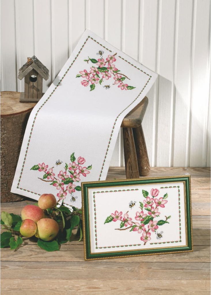 Auslaufmodell Permin Tischläufer Kreuzstich Stickpackung "Apfelblumen", Zählmuster, 30x68cm, 68-7408