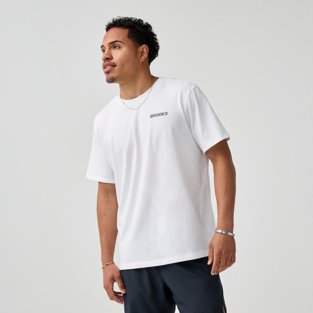 Brooks Graphic Herren Short Sleeve White/Burgundy Blaze/Cosmic White/Burgundy Blaze/Cosmic XL