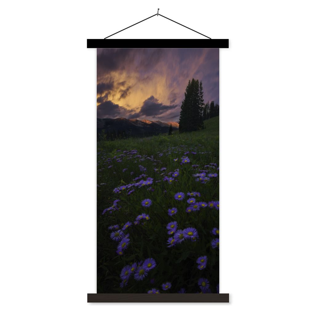 MuchoWow Textilposter Rocky Mountains - Blumen - Abenddämmerung 60x120 cm mit schwarzem Rahmen - Magnete