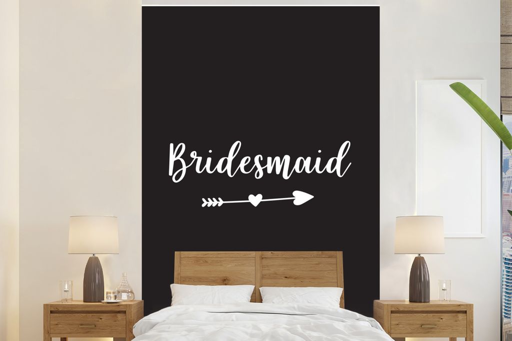 MuchoWow Fototapete für Wohnzimmer oder Schlafzimmer Wandtapete Vinyl Motivtapete Pfeil durch ein Herz mit dem Wort "Brautjungfer" auf einem sch...