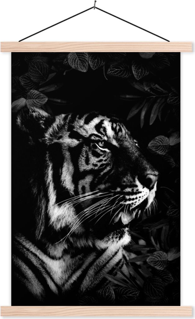 MuchoWow Textilposter Brüllender Tiger zwischen den Blättern - schwarz und weiß 60x90 cm mit holzfarbenen Rahmen - Textil