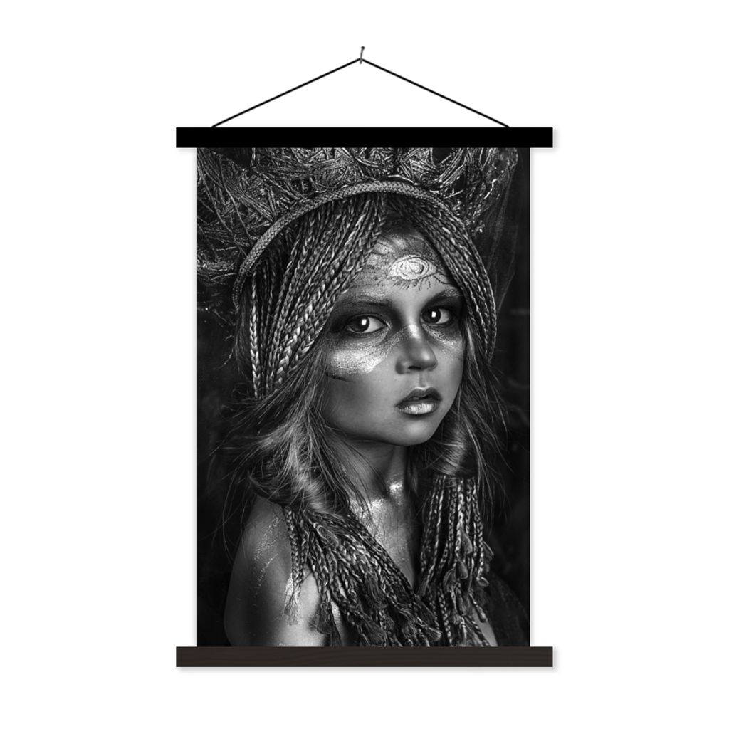 MuchoWow Textilposter Frau - Krone - Auge 40x60 cm mit schwarzem Rahmen - Wanddekorationen