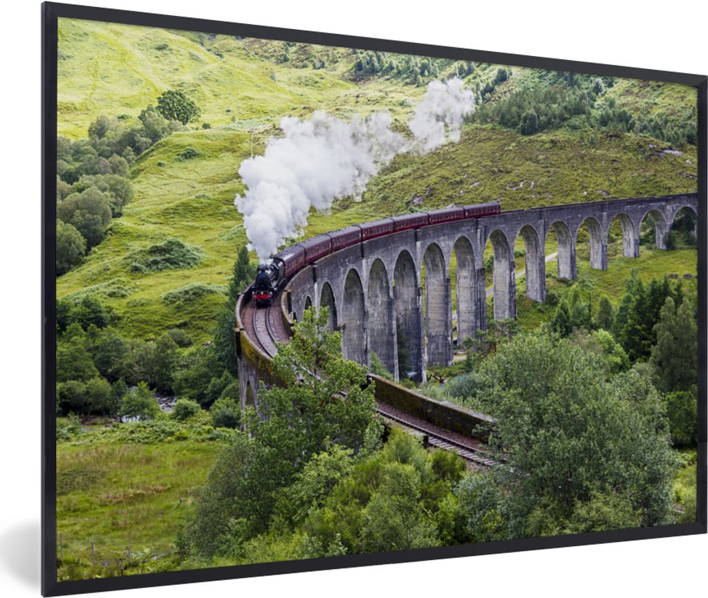 MuchoWow MuchoWow Gerahmtes Poster Dampfzug inmitten der grünen Landschaft Schottlands 60x40 cm - Poster mit zchwarzem Bilderrahmen - Printing...