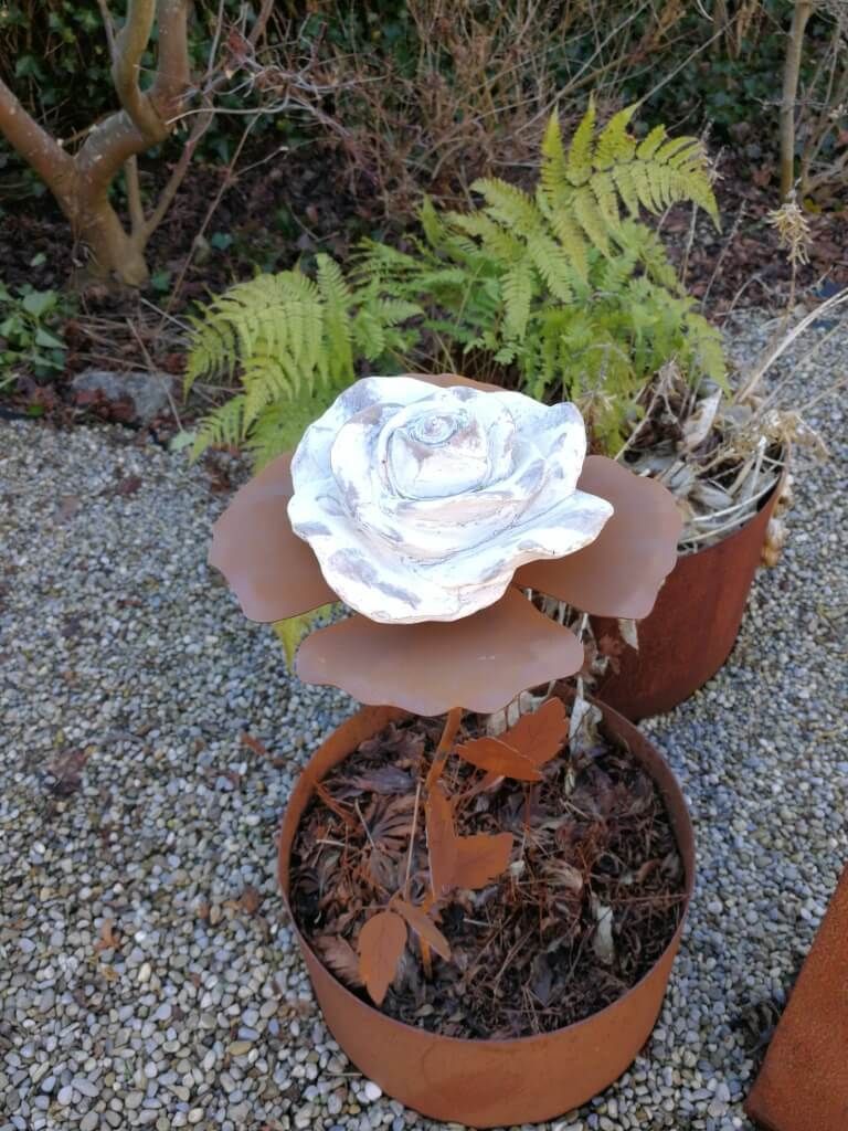 Edelrost Rose mit Polyresinblüte Rose mit Polyresin - groß