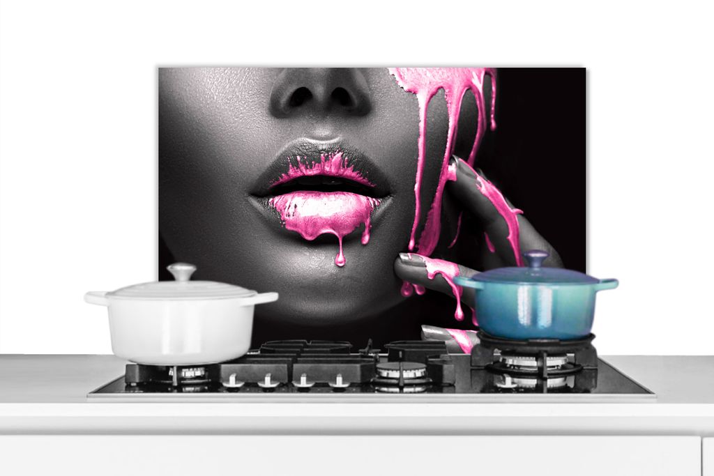 KitchenYeah Spritzschutz Küche - Küchenrückwand - Wandschutz für Herd und Spüle - Lippen - Rosa - Schwarz 70x50 - Alu-Dibond (Alternative zu...