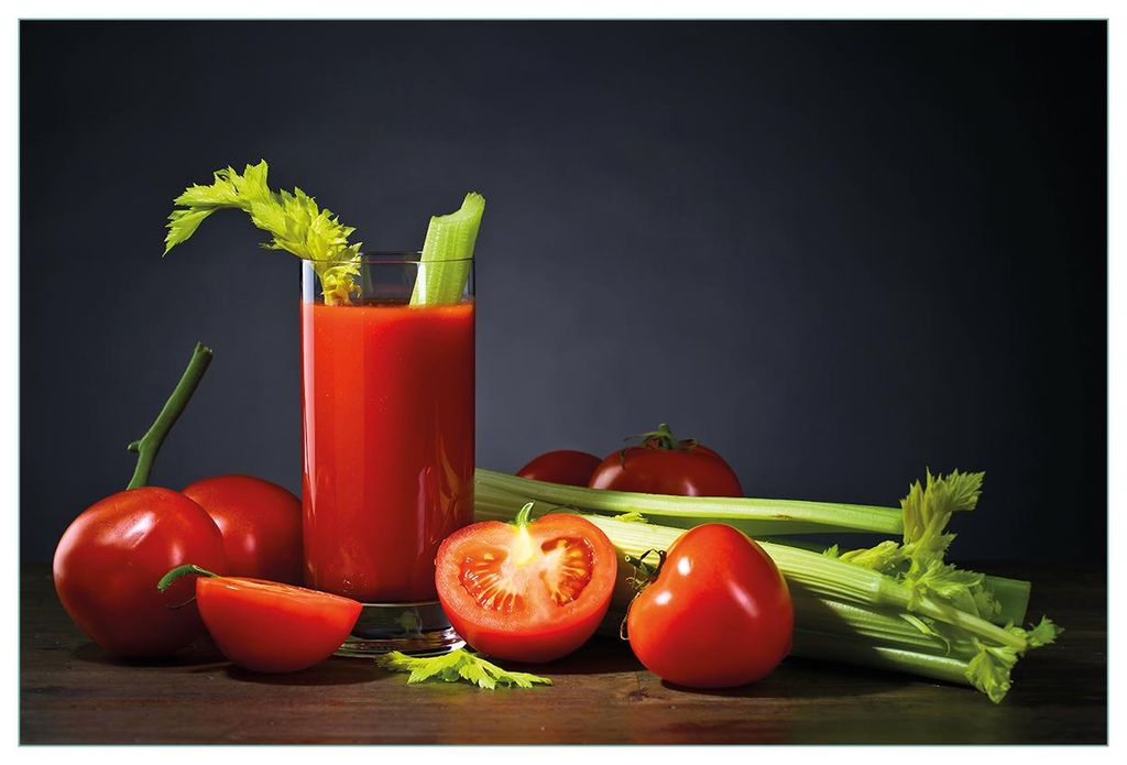 Wallario Küchenrückwand selbstklebend, Größe: 90 x 60 cm, Motiv: Frischer Tomatensaft mit Sellerie | Spritzschutz | abwischbar | pflegeleicht | in