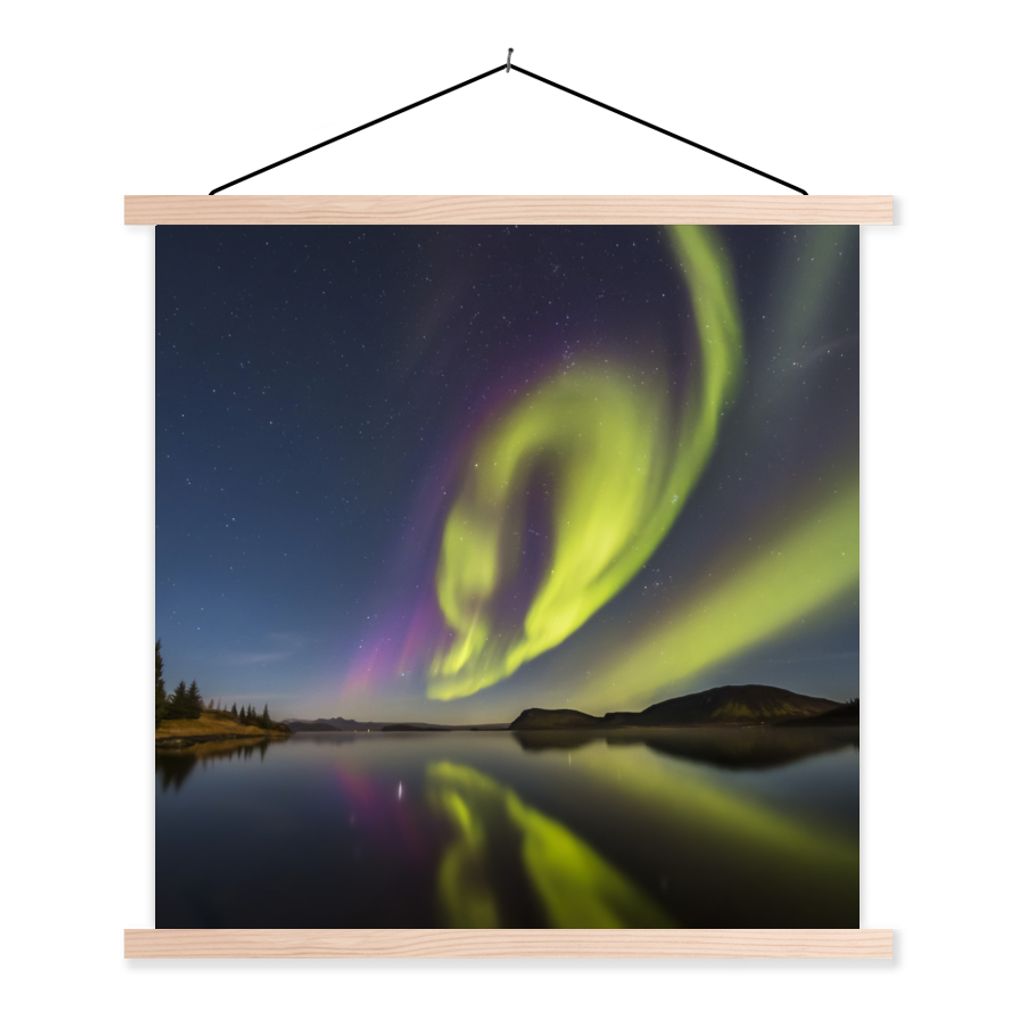 MuchoWow Textilposter Nordlichter - Schweden - Lila - Wasser - Grün 60x60 cm mit holzfarbenen Rahmen - Wanddekoration