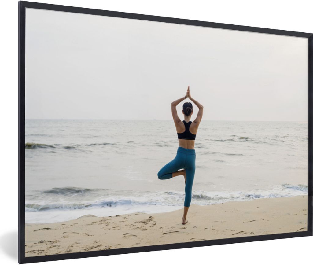 MuchoWow Gerahmtes Poster Eine Frau am Strand macht Yoga 60x40 cm - Poster mit Schwarzem Bilderrahmen Wandposter Rahmen Foto Bilder - Printing - ...