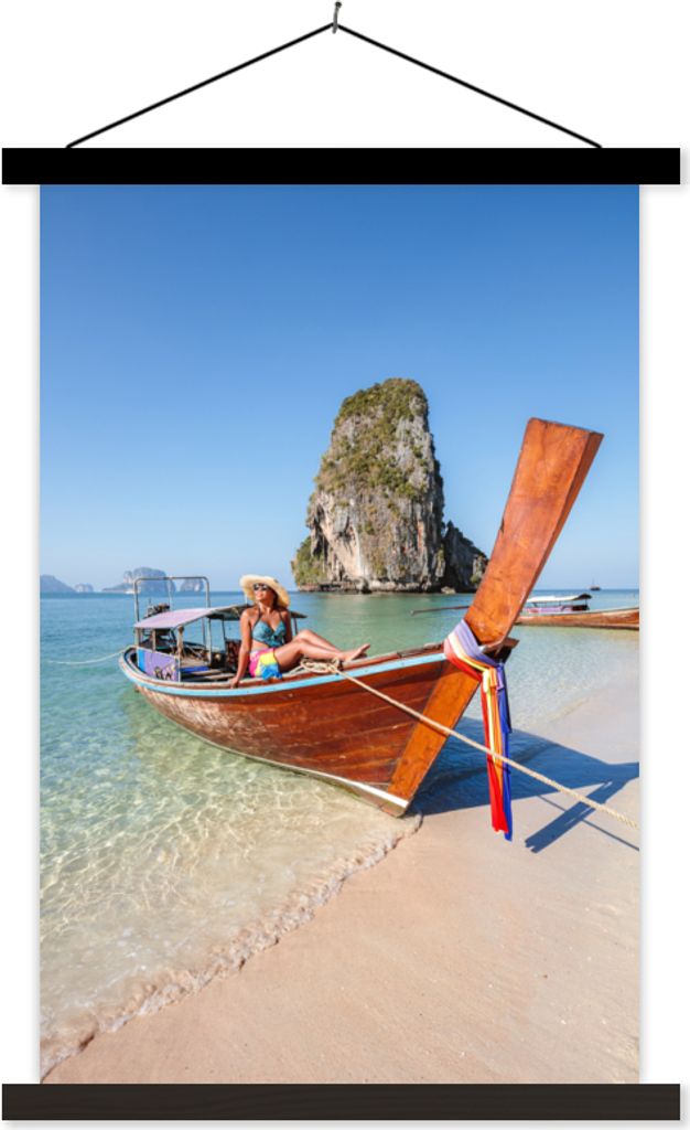 MuchoWow Textilposter Strand - Frau - Boot 60x90 cm mit schwarzem Rahmen - Poster Wohnzimmer