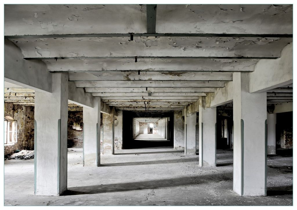 Wallario Premium Glasbild, freischwebende Optik, kräftige Farben, Größe 100 x 70 cm Motiv Alte Industriehalle - einsame Lagerhalle einer Brauerei